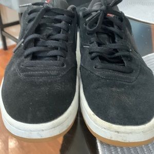 Women size 8 nike Court BLanc in very good condition black suede